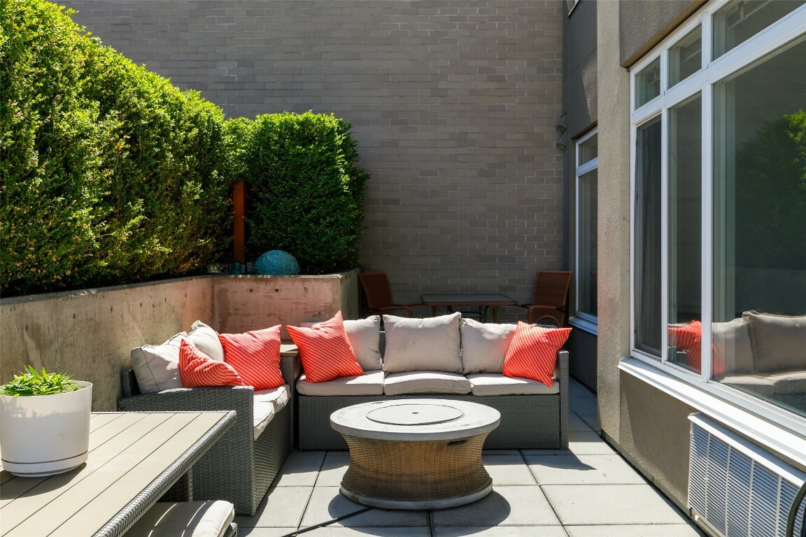 Property Photo: 1550 Dickson Avenue 110 BC V1Y 9Y8