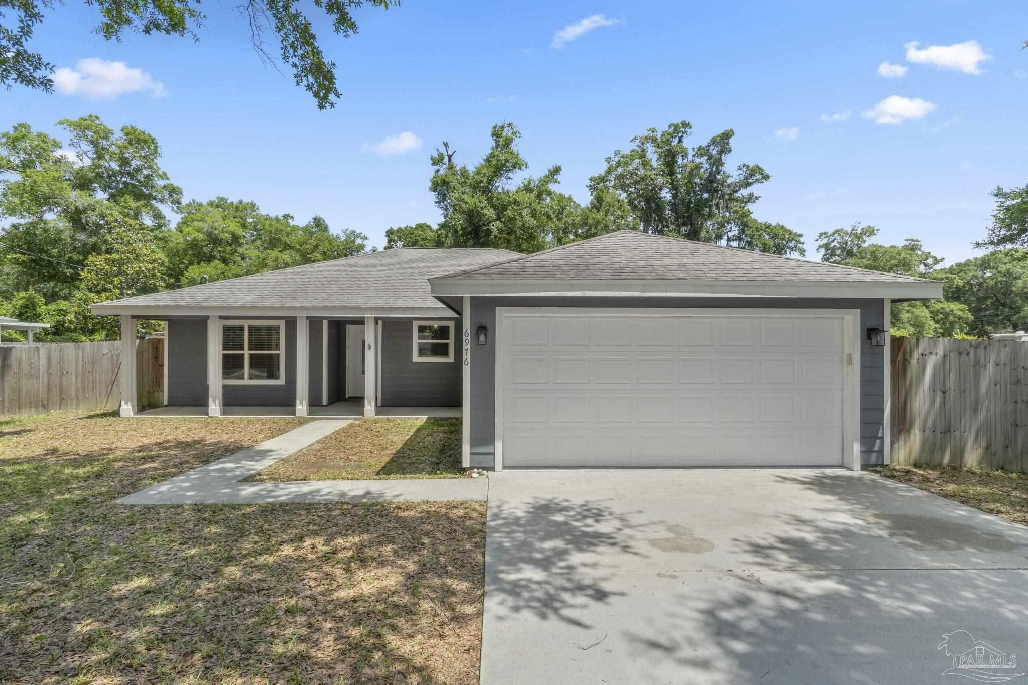 Property Photo: 6976 Holland Rd FL 32583