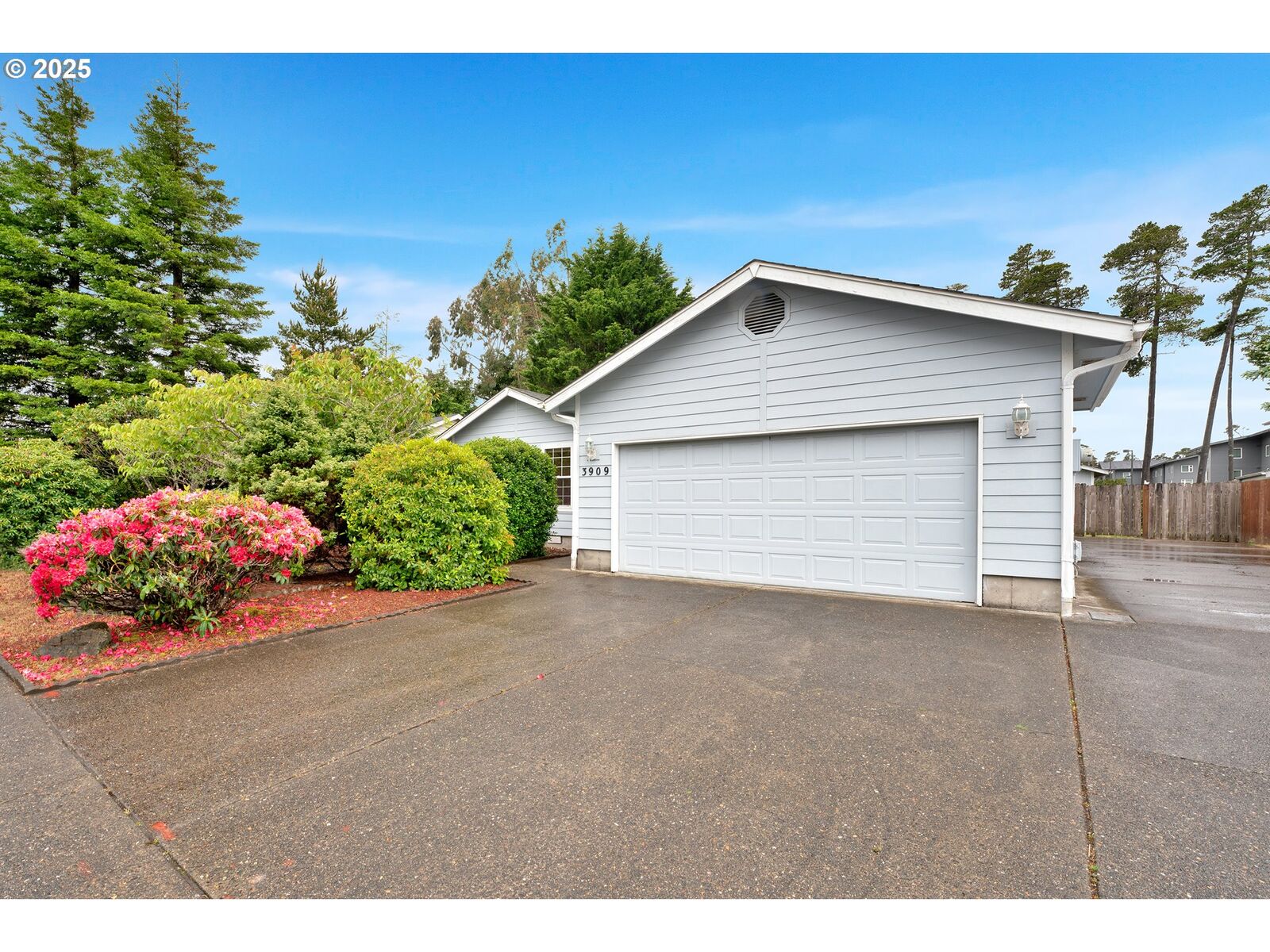 Property Photo:  3909 Spruce St  OR 97439 