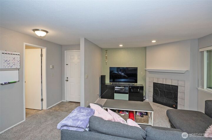 Property Photo:  4231 NE 5th Street E201  WA 98059 