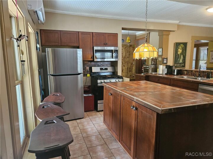 Property Photo:  754 NE 2nd Avenue  FL 34428 