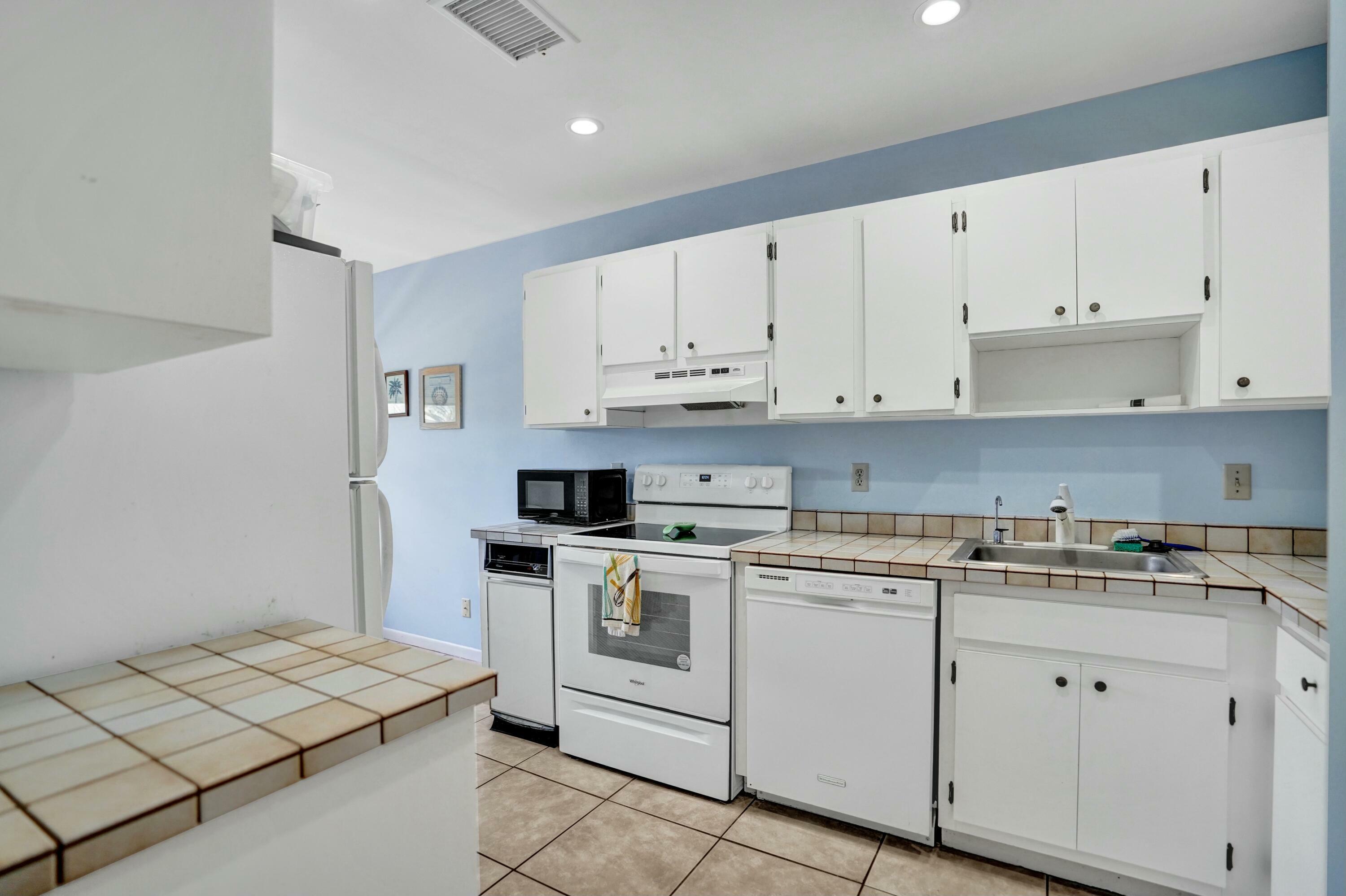 Property Photo: 19 Stratford Drive F FL 33436