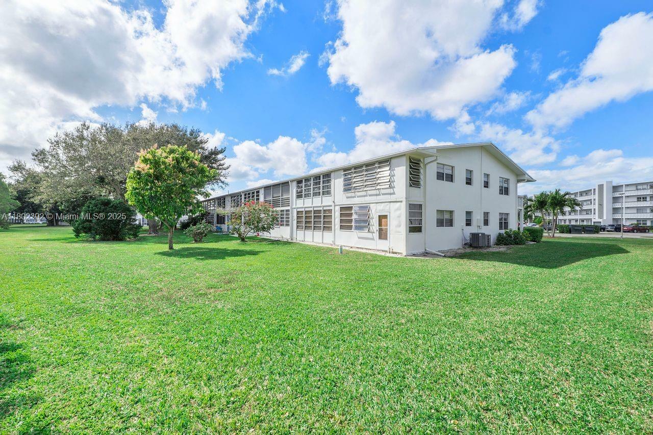 Property Photo: 143 Oakridge J 143 FL 33442