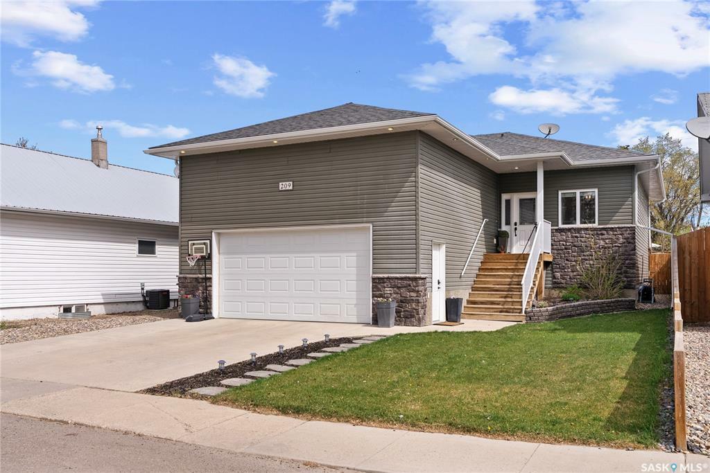 Property Photo: 209 5th Avenue E SK S0K 0M0