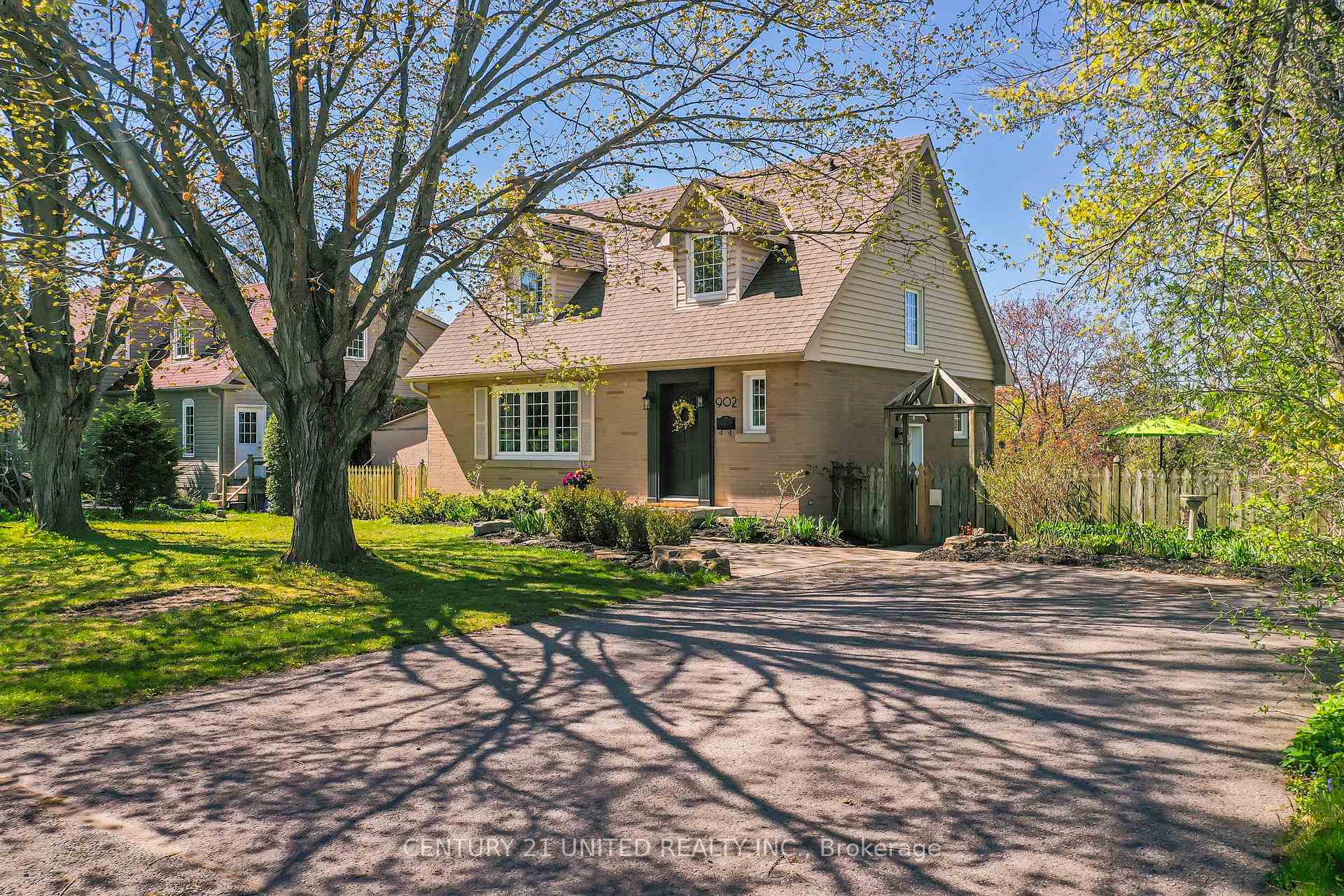 Property Photo: 902 Valleyview Drive ON K9J 6R1