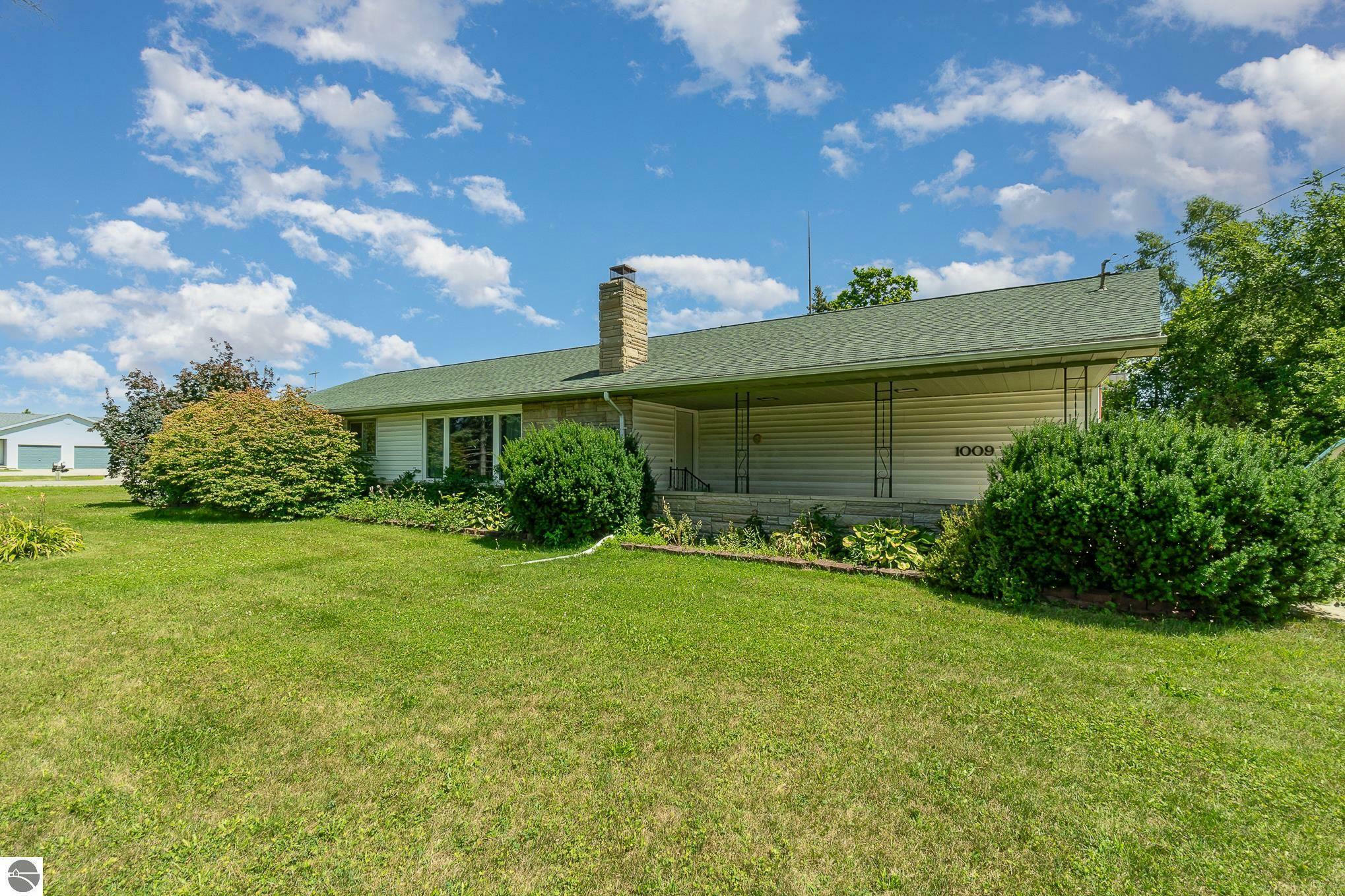 Property Photo: 1009 S Lincoln Road MI 48858