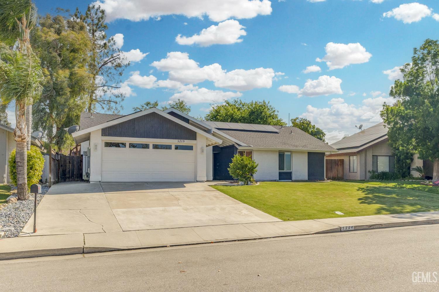 Property Photo: 5209 Pla Vada Drive CA 93306