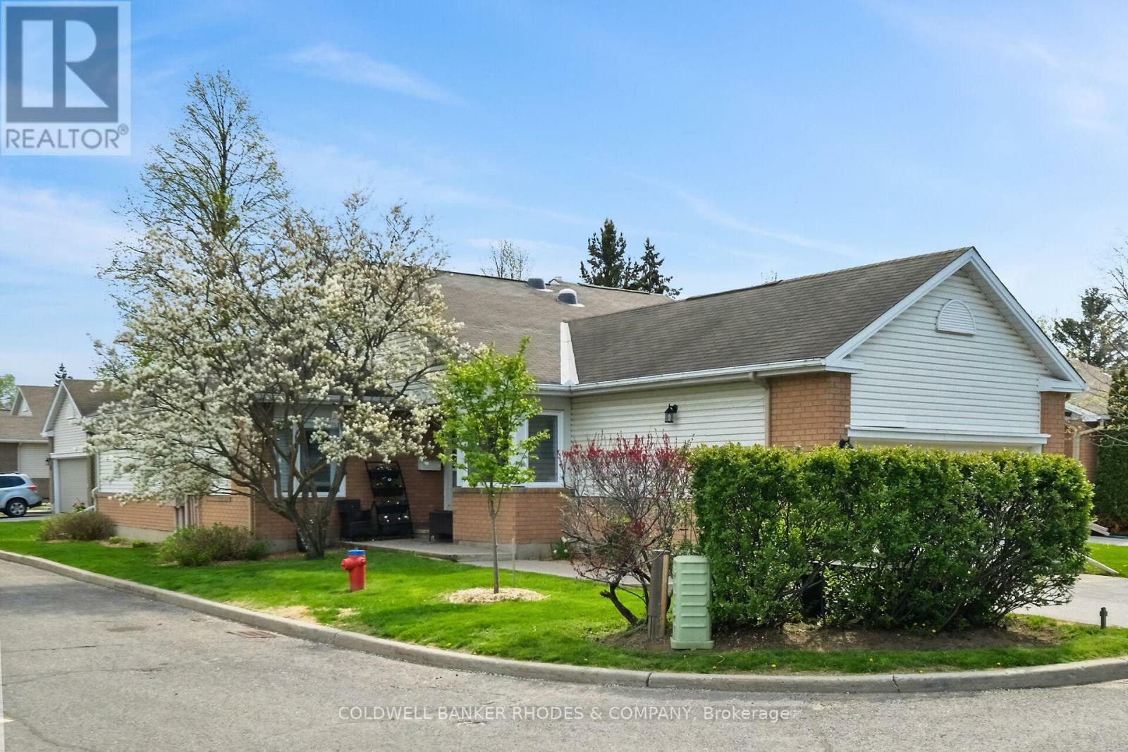 Property Photo: 21 River Oaks Court 21 ON K2S 1L3