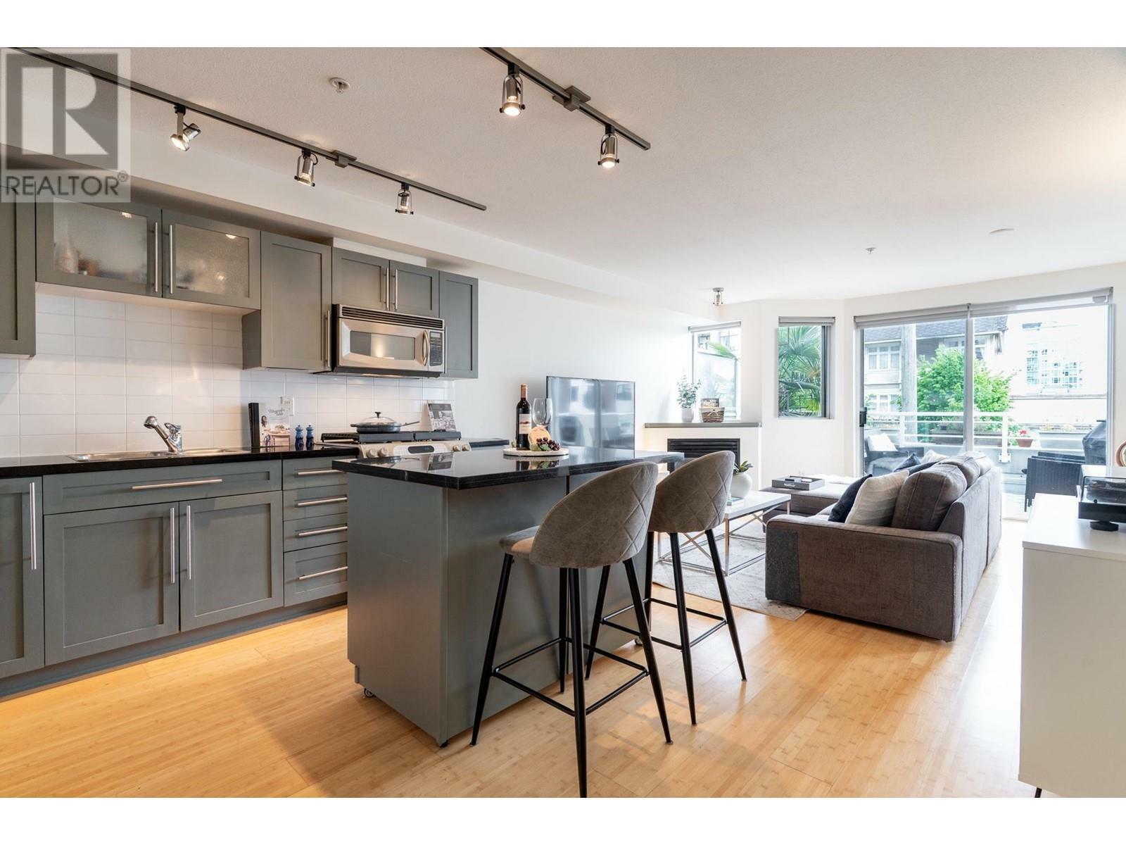 Property Photo: 122 East 3rd Street 203 BC V7L 1E6