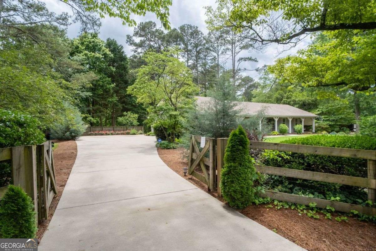 Property Photo: 515 Houze Way GA 30076