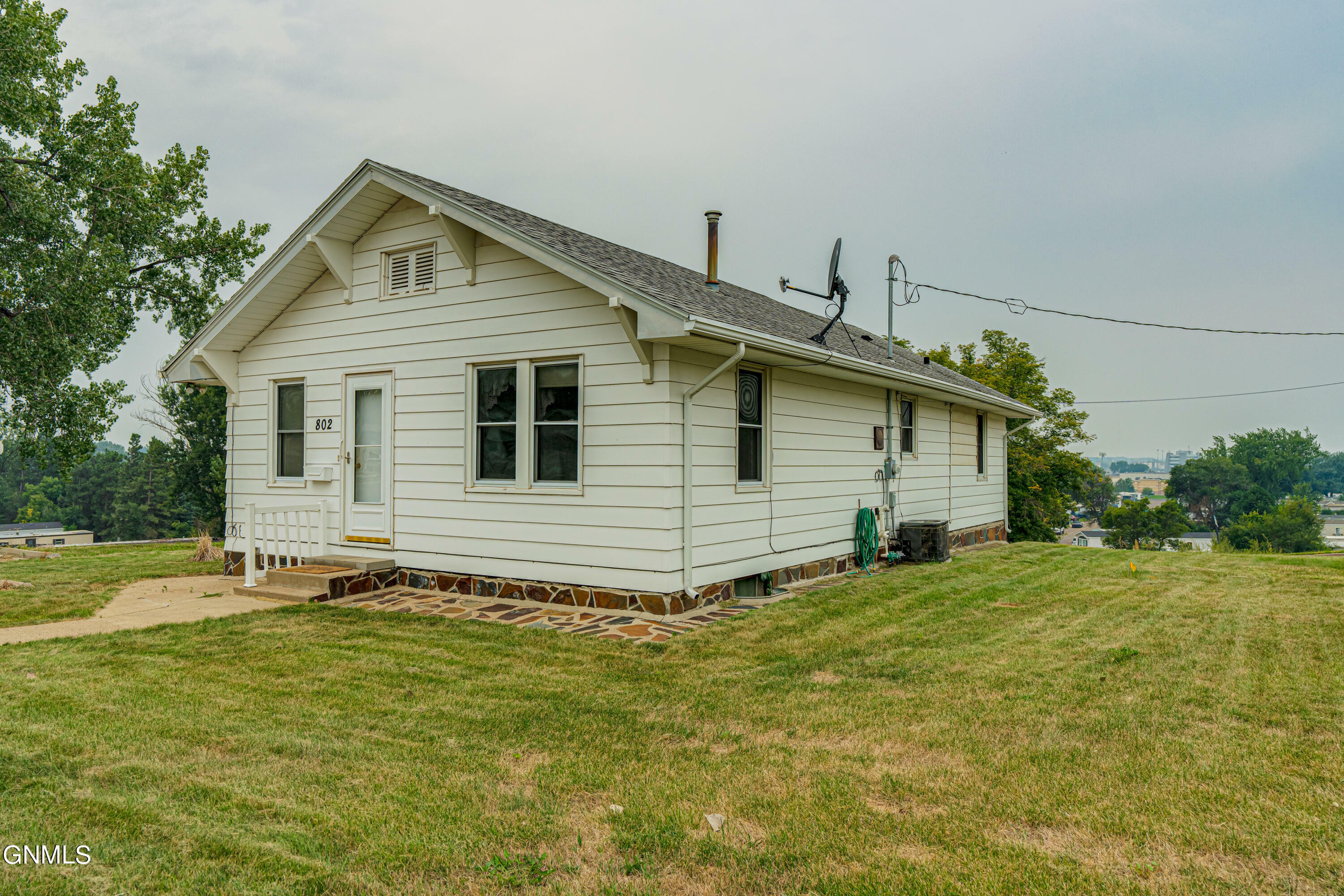 Property Photo: 802 S 16th Street ND 58504