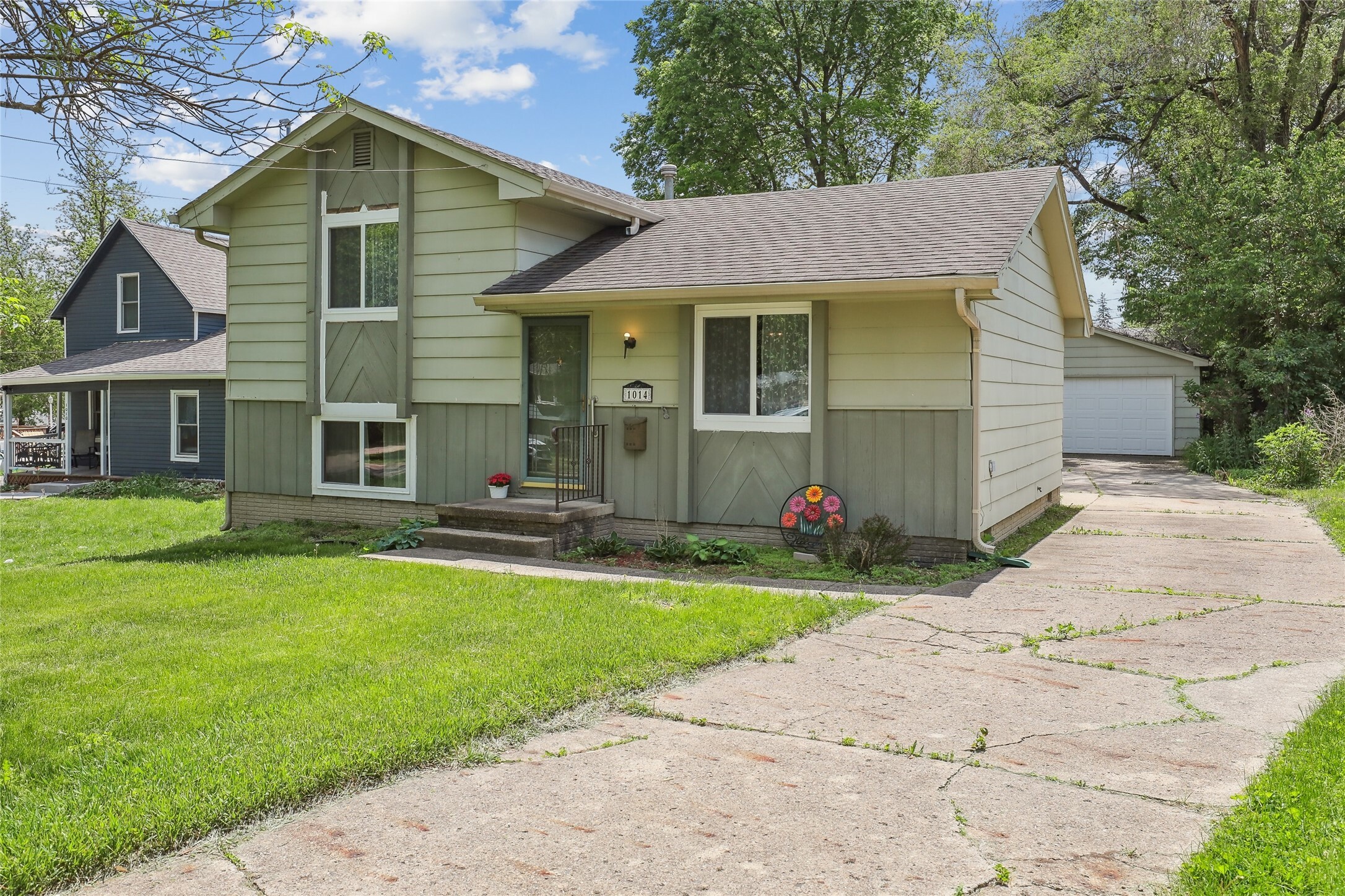 Property Photo: 1014 Elder Lane IA 50315