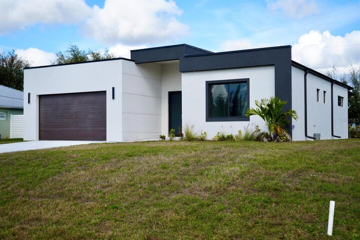 Property Photo:  313 NE 9th Street  FL 33909 