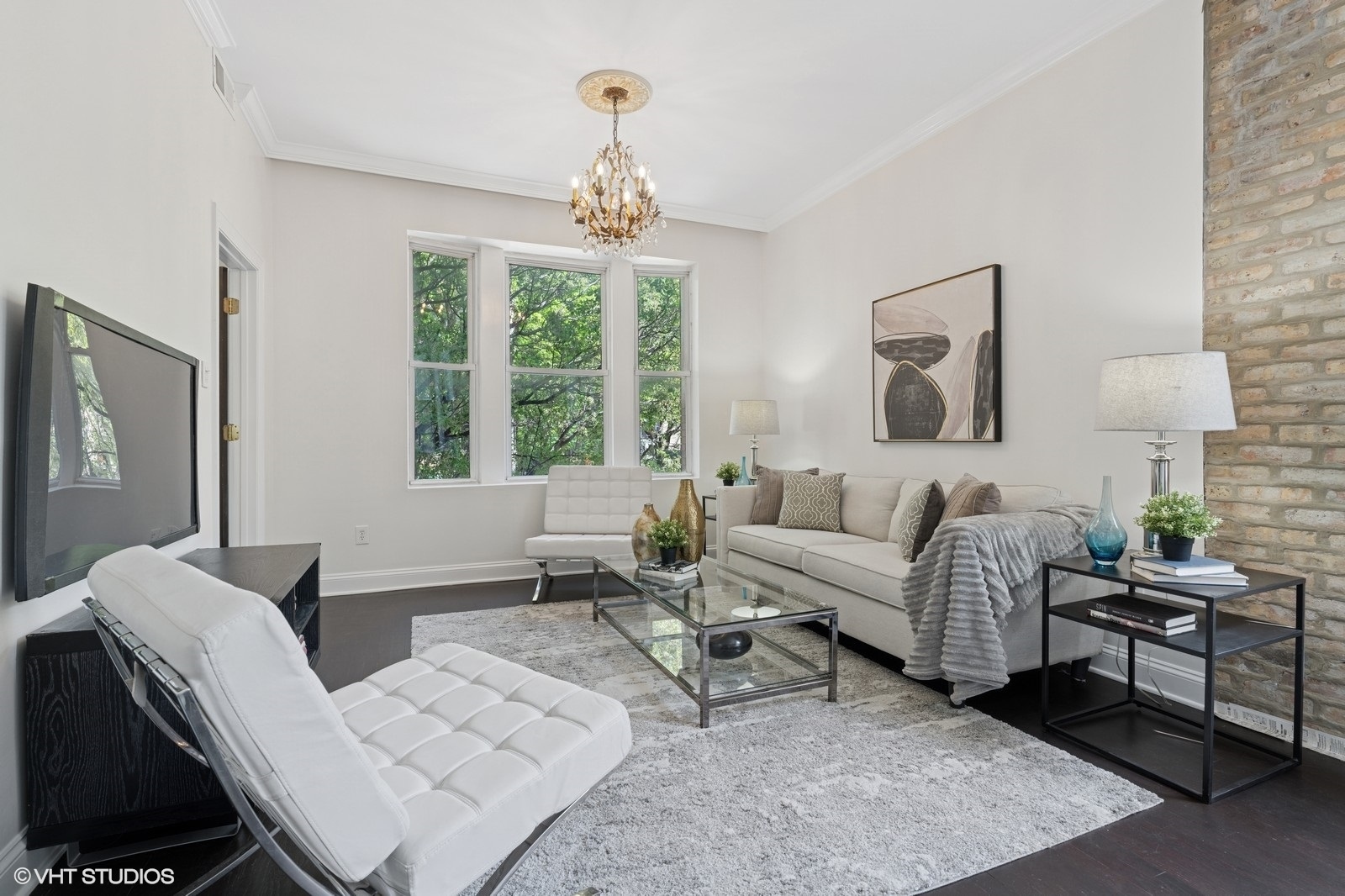 Property Photo: 2328 N Oakley Avenue 2E IL 60647