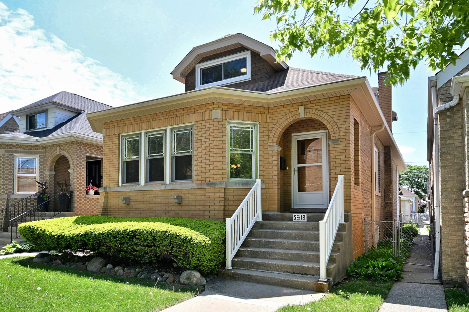 Property Photo: 5813 W Eastwood Avenue IL 60630