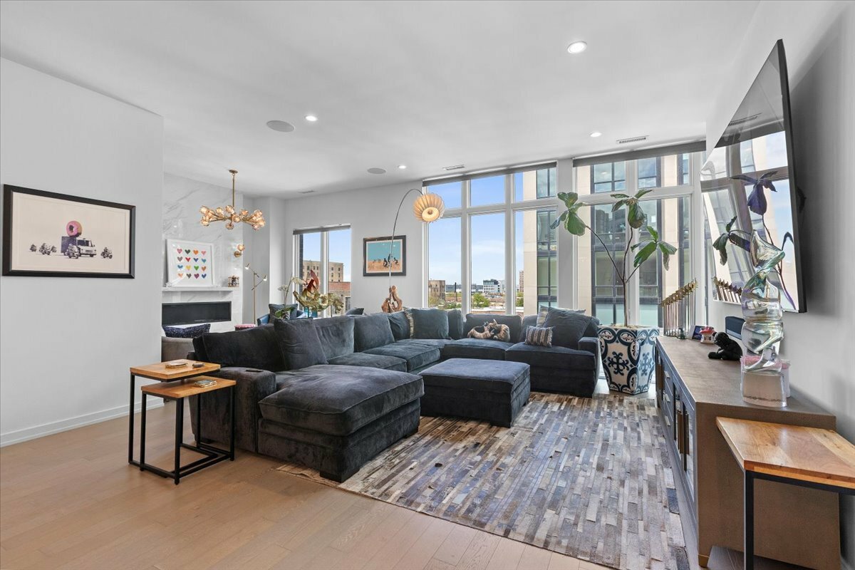 Property Photo: 2773 N Hampden Court Ph03 IL 60614