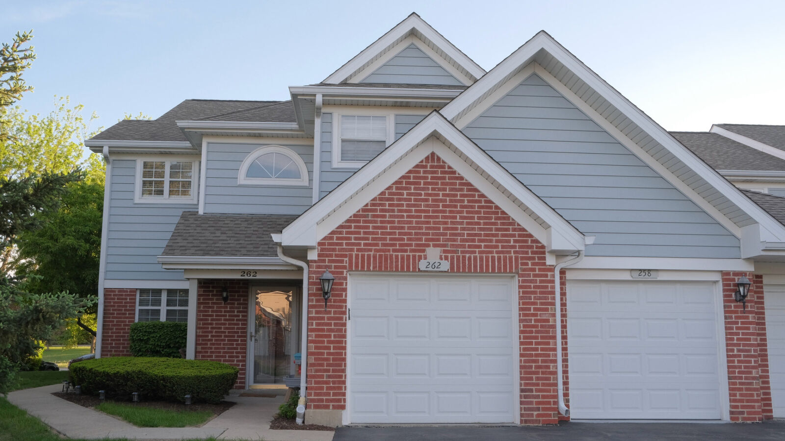 Property Photo: 262 Odlum Court 19192 IL 60194