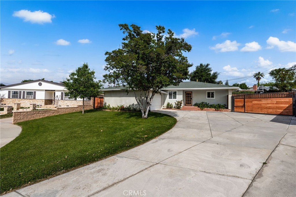 Property Photo: 727 Esther Way CA 92373