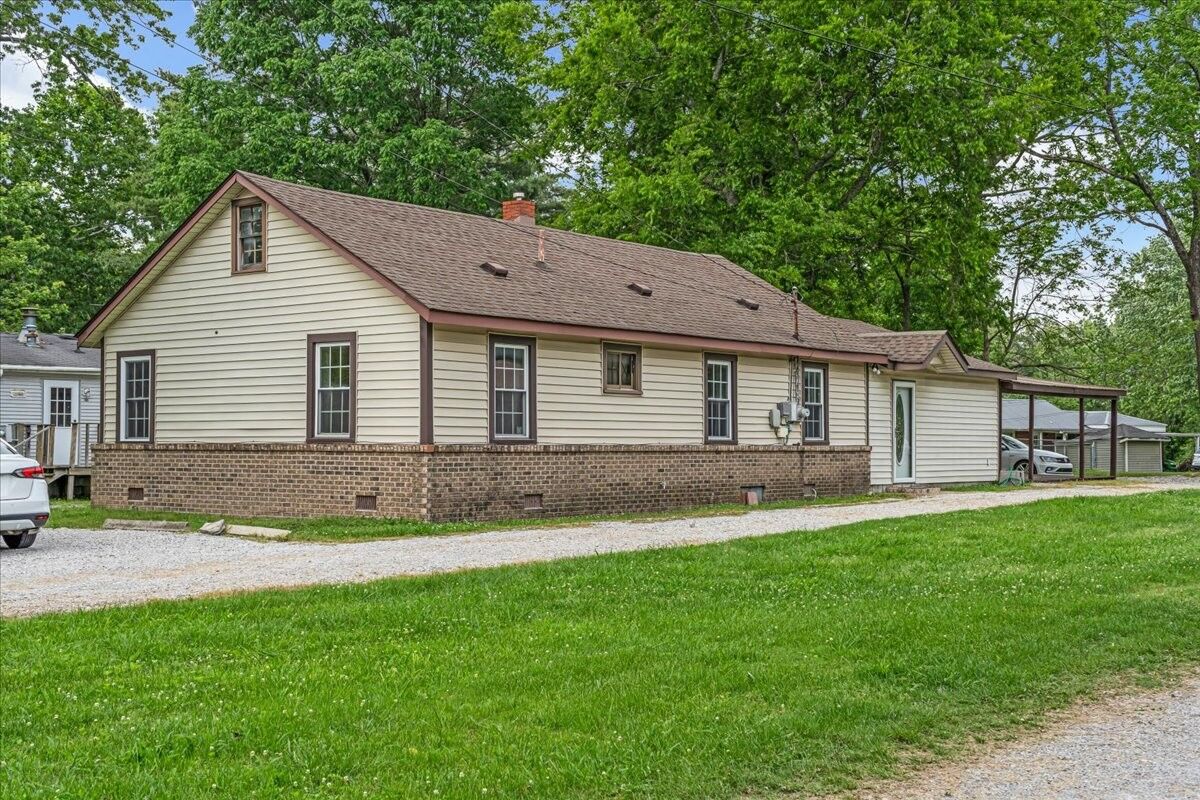 Property Photo:  512 Country Club Dr  TN 37388 