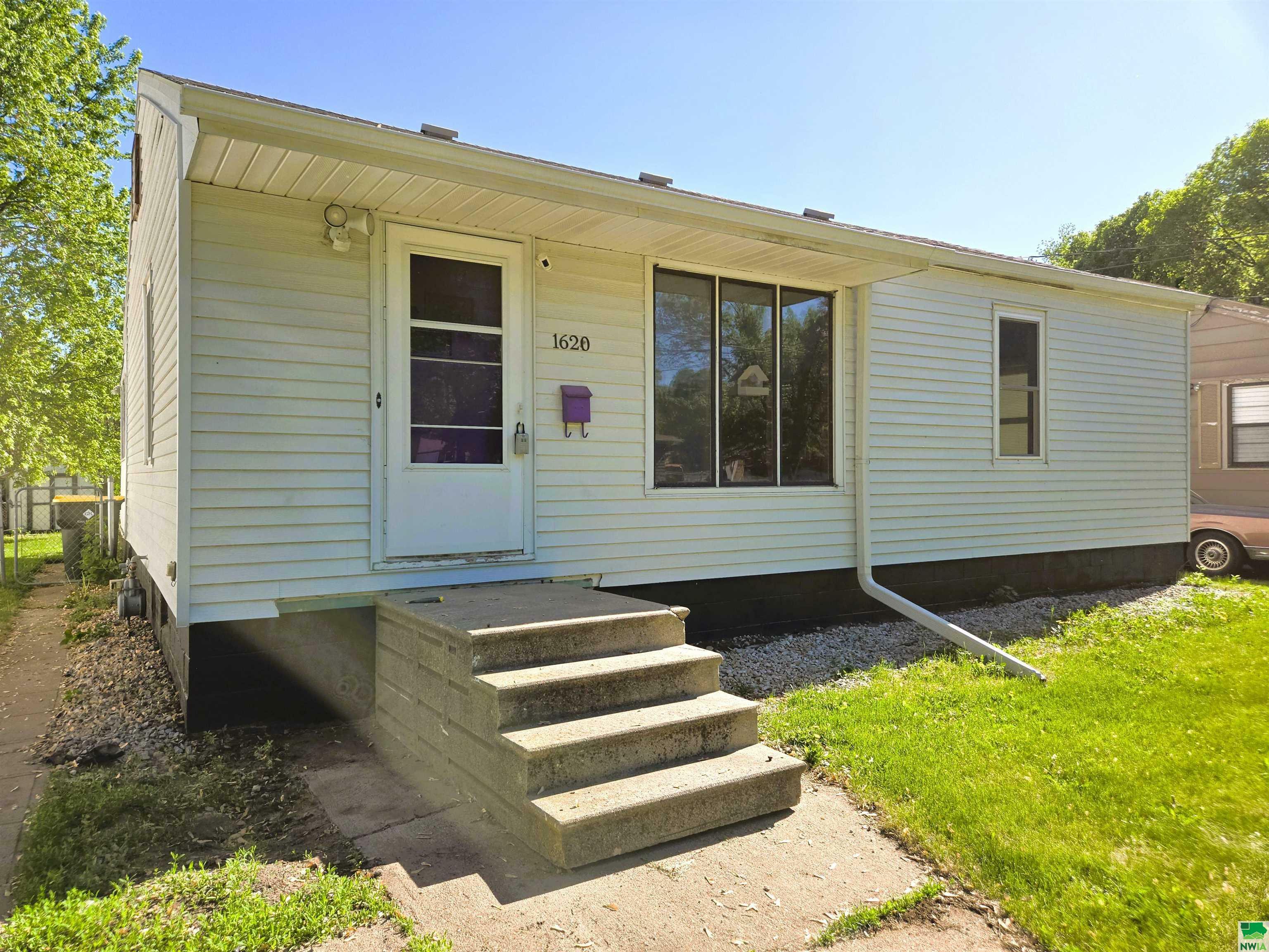 Property Photo: 1620 W 29th IA 51103