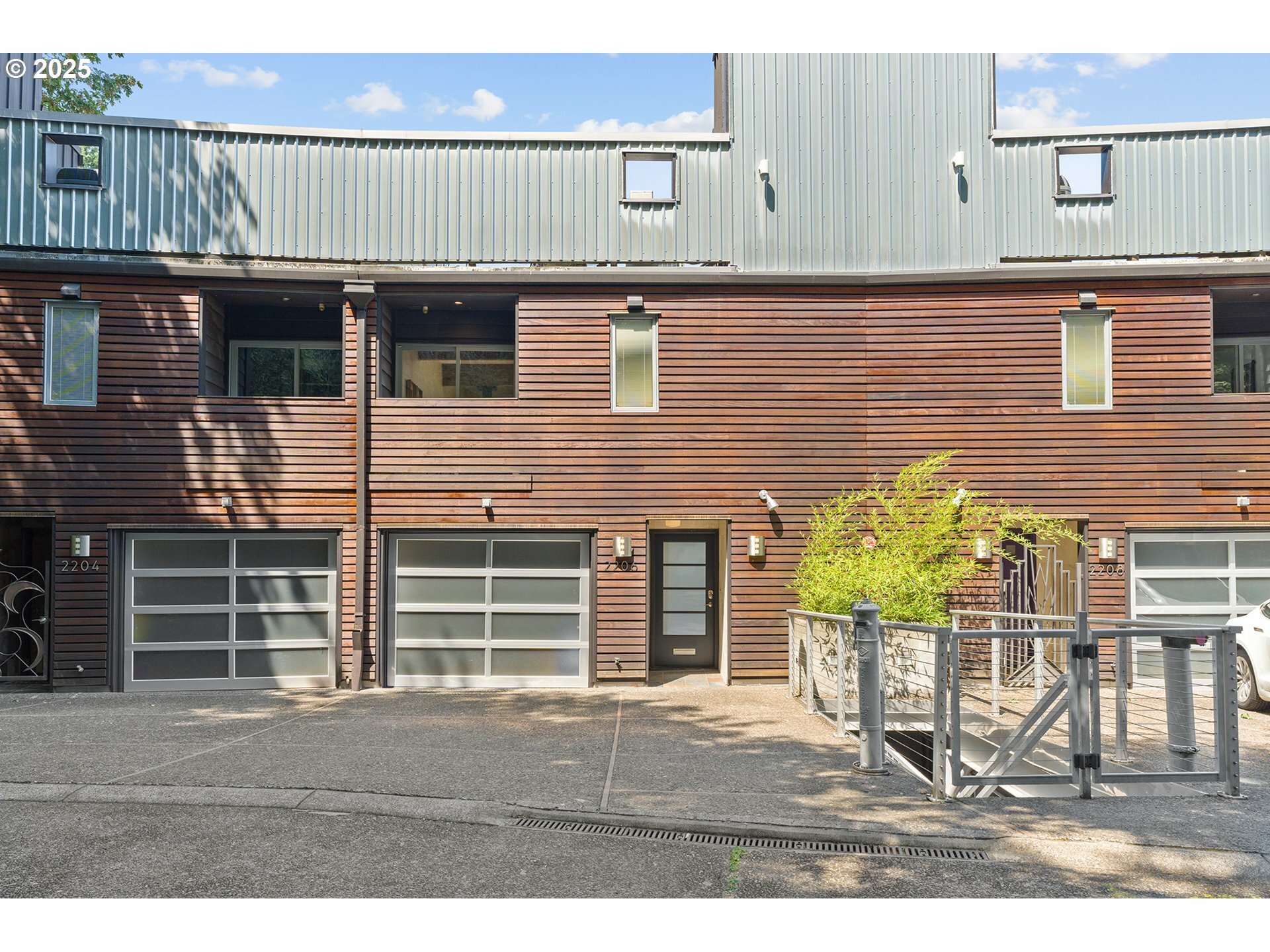 Property Photo: 2206 SW Hoffman Ave OR 97201