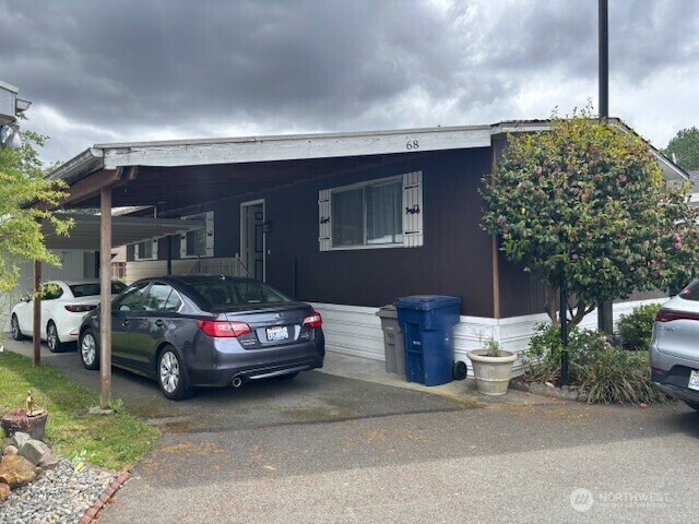 Property Photo: 14322 Admiralty Way 68 WA 98087