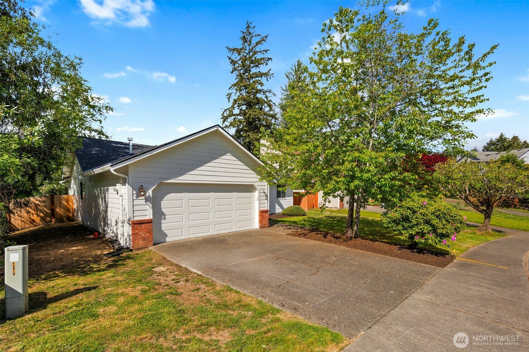 Property Photo: 11916 SE 219th Place WA 98031