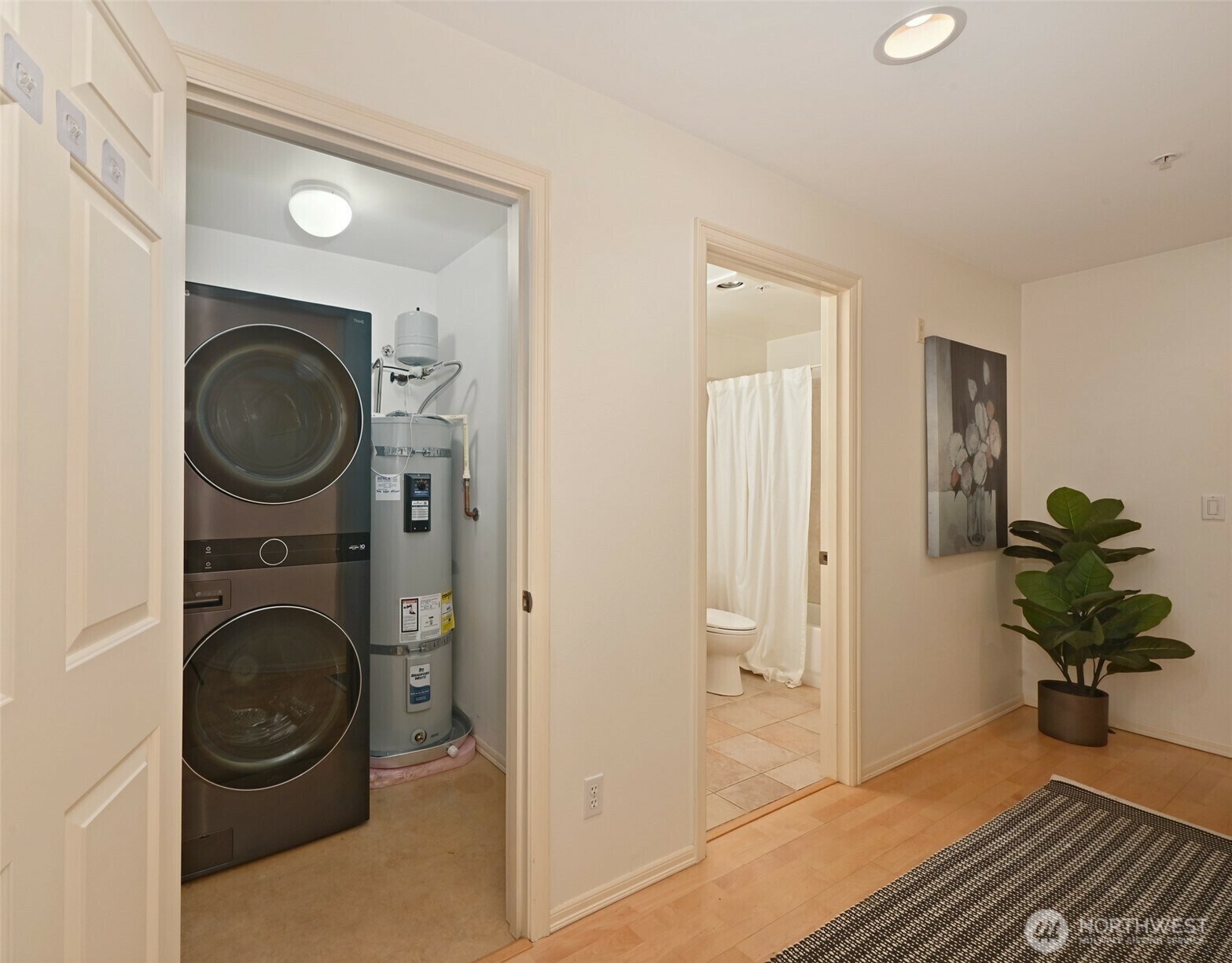 Property Photo: 2312 W Boston Street 201 WA 98199
