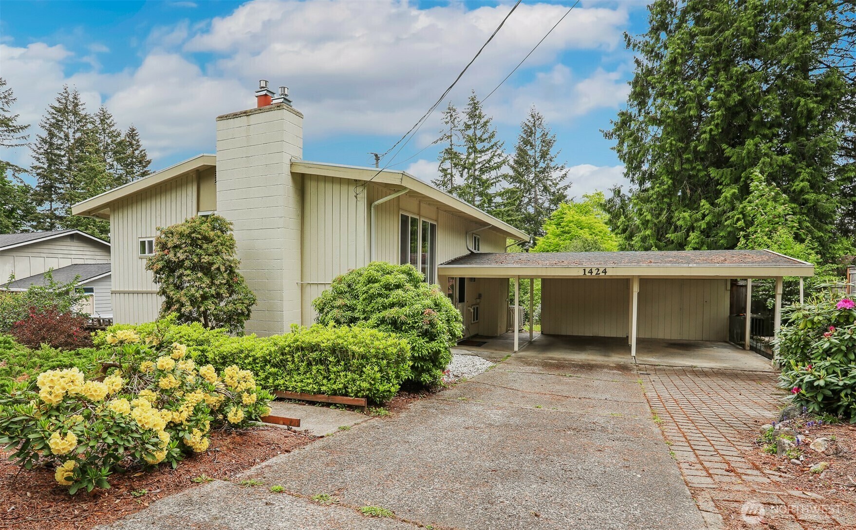 Property Photo: 1424 150th Avenue SE WA 98007