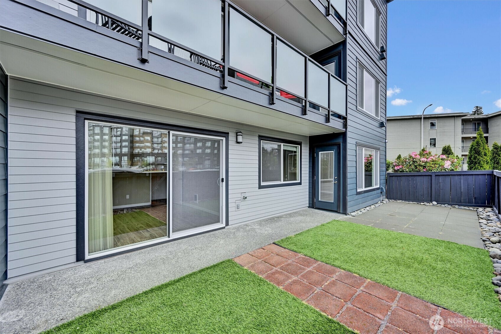 Property Photo: 1175 Harrington Place NE 101 WA 98056