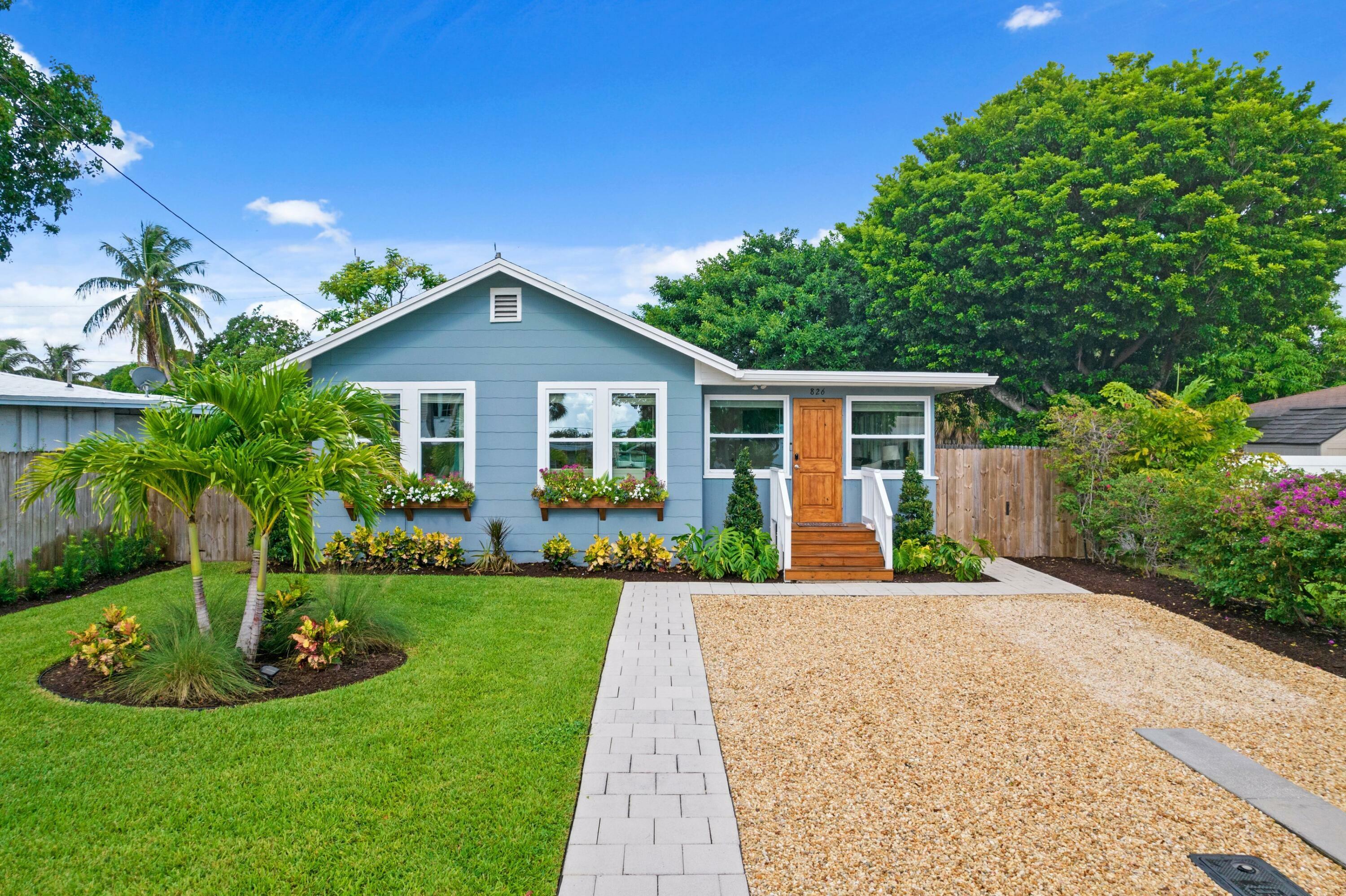 Property Photo: 826 SE 4th Avenue FL 33483