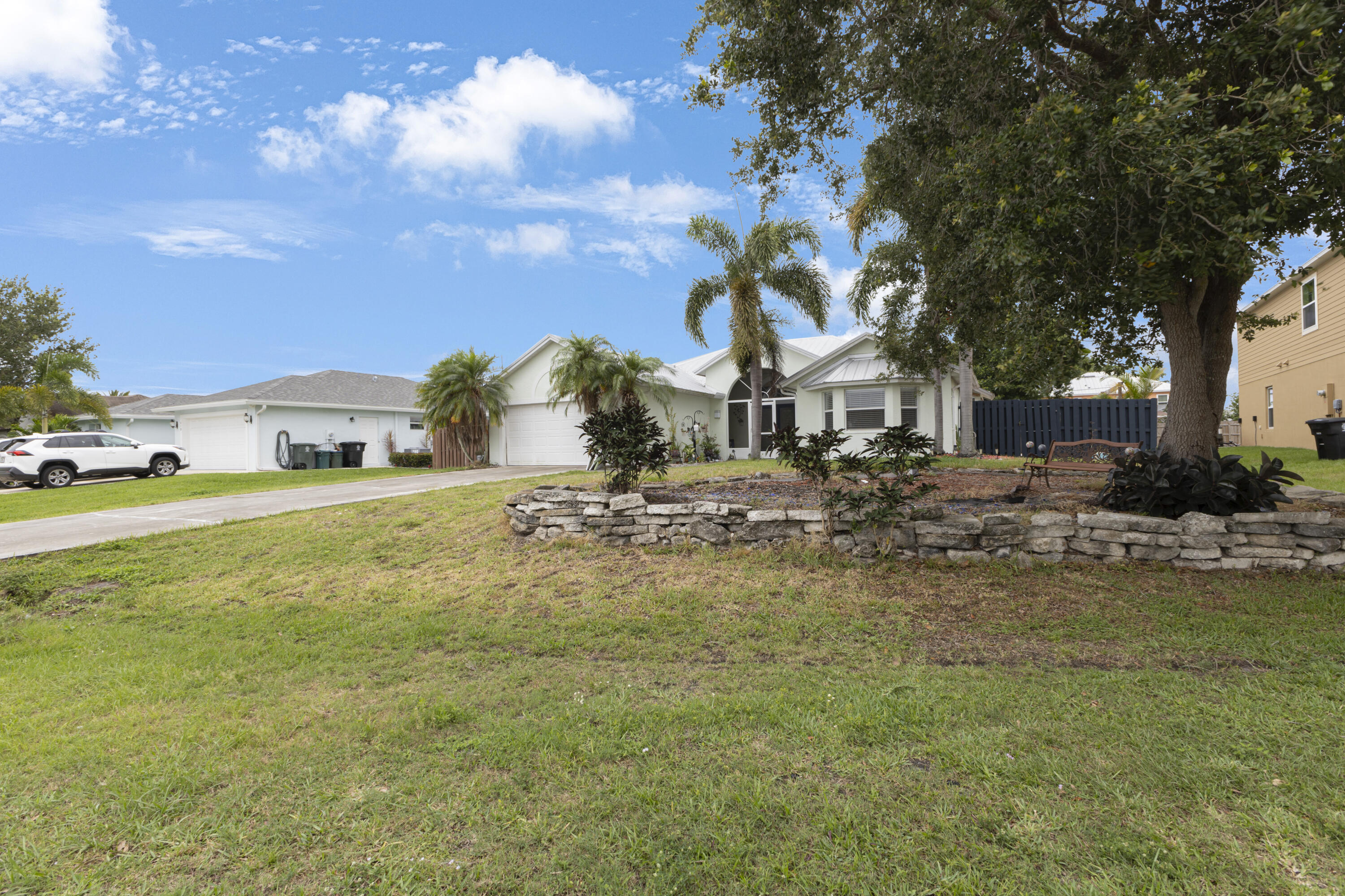 Property Photo: 427 SW Cahoon Court FL 34953