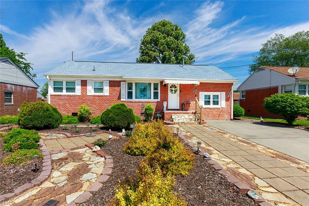 Property Photo: 13 Eastlawn Dr VA 23664