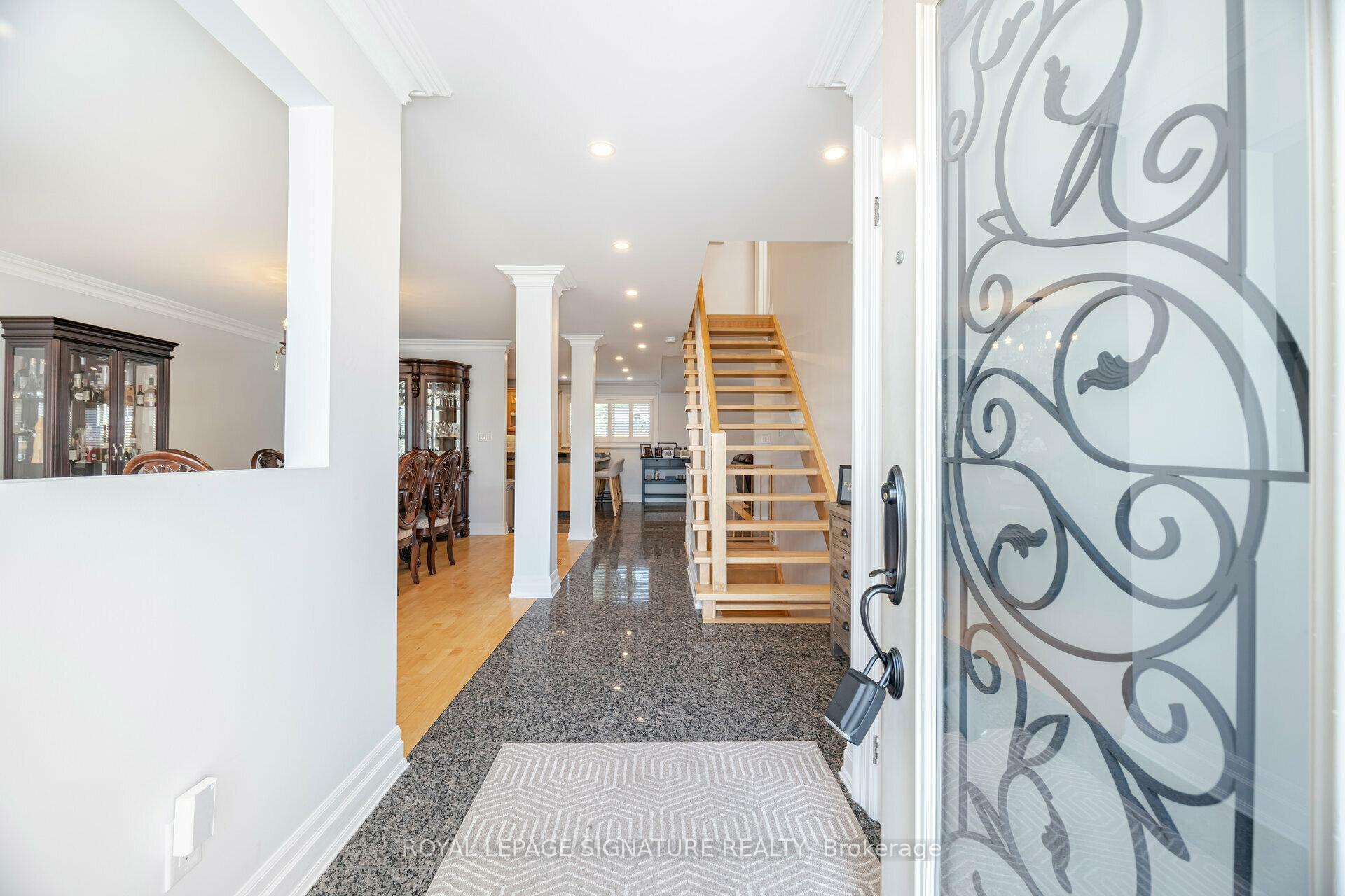 Property Photo: 762 Vermouth Avenue ON L5A 3T3
