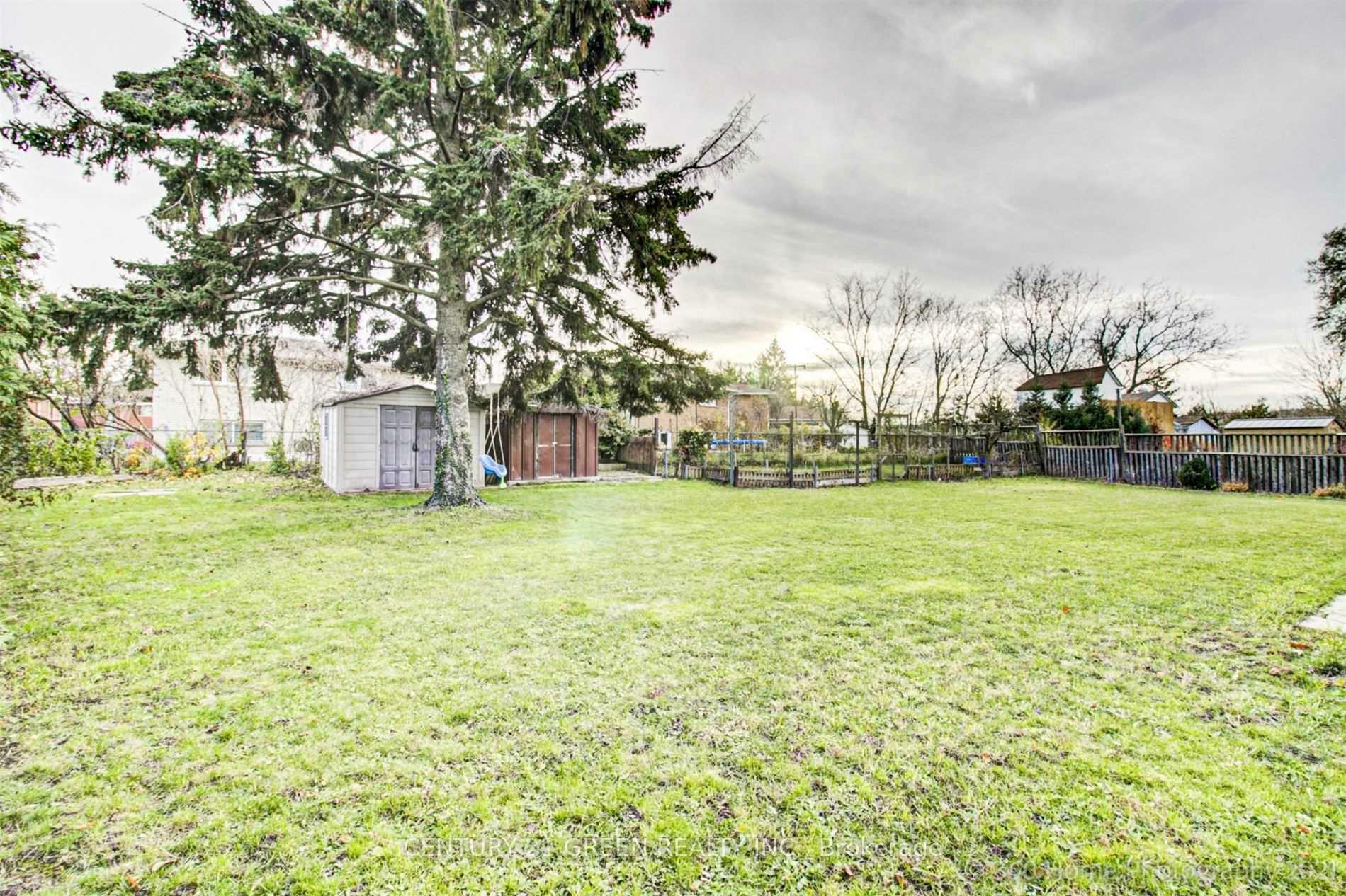 Property Photo: 33 Garvey Crescent ON L8K 3W9
