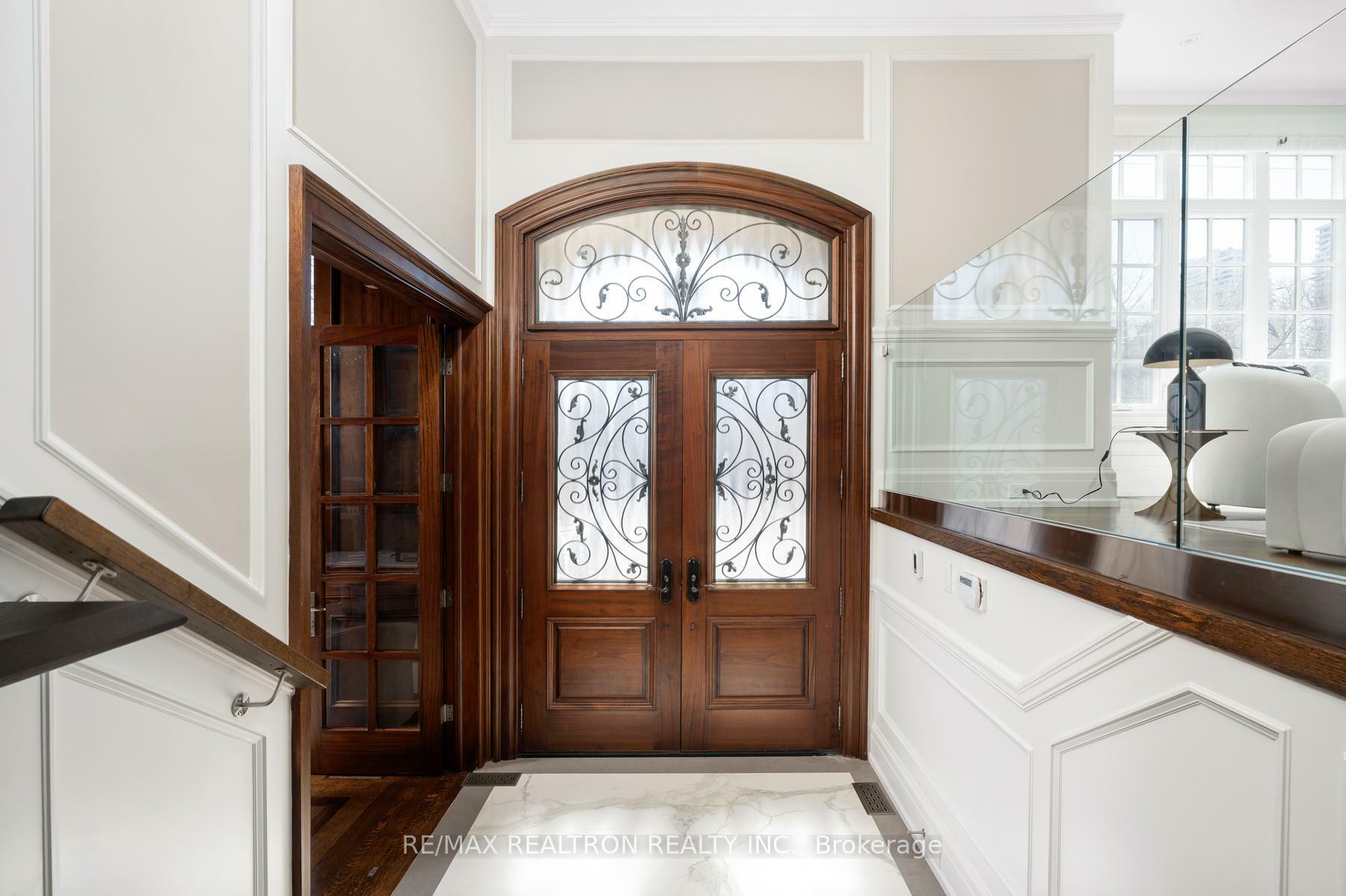 Property Photo: 86 Hillcrest Avenue ON M2N 3N7