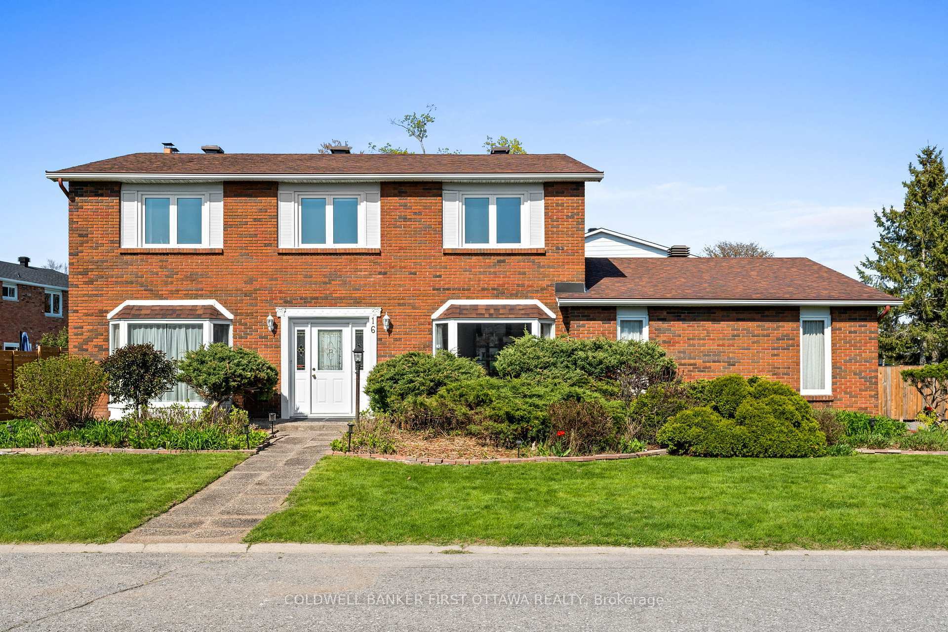 Property Photo:  16 Denewood Crescent  ON K2E 7G5 