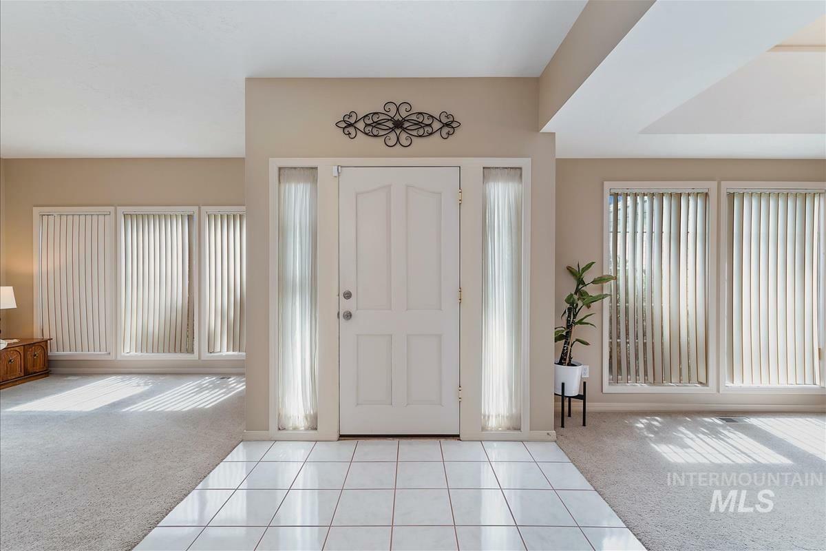 Property Photo: 884 E Kingsford Dr ID 83642