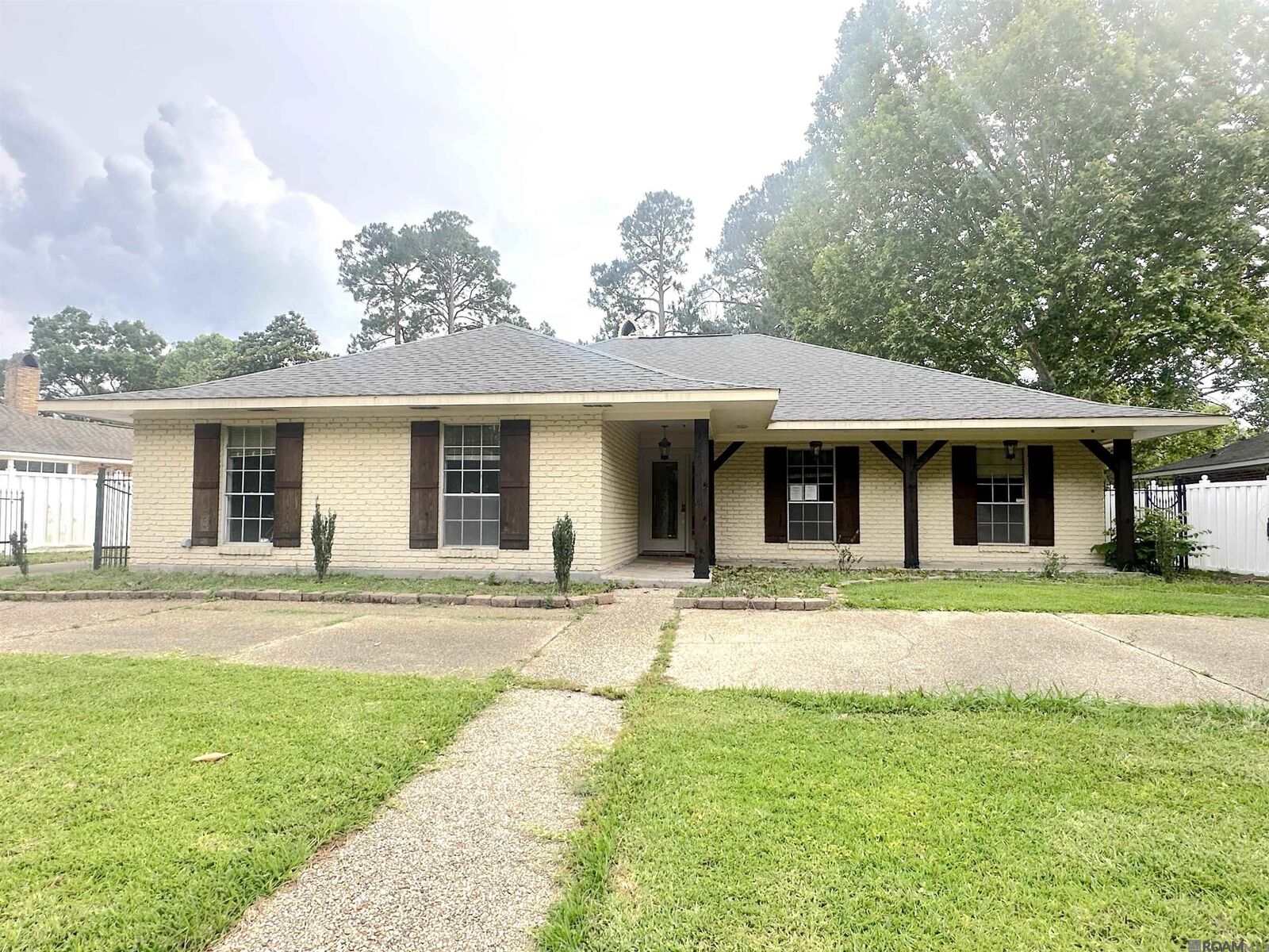 Property Photo: 1356 Crescent Dr LA 70806