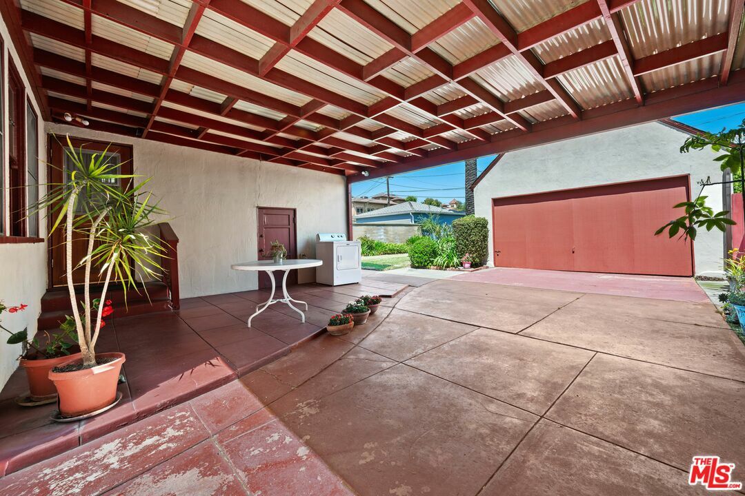 Property Photo: 434 N Osage Ave CA 90301