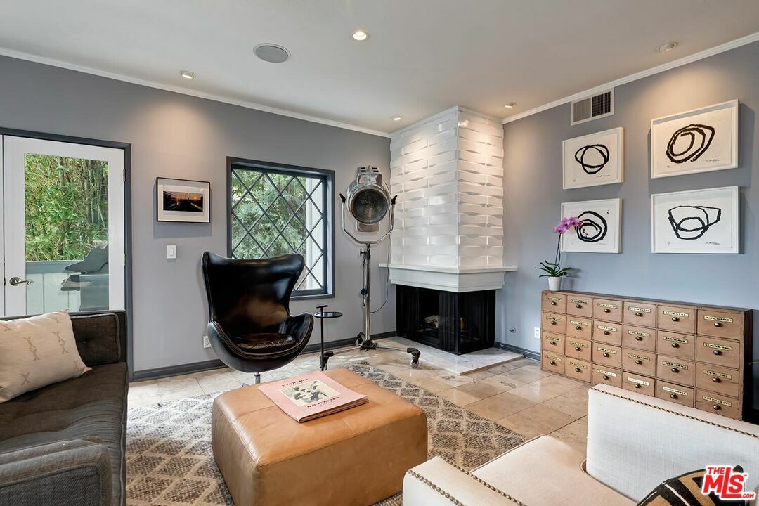 Property Photo: 1133 N Clark St CA 90069