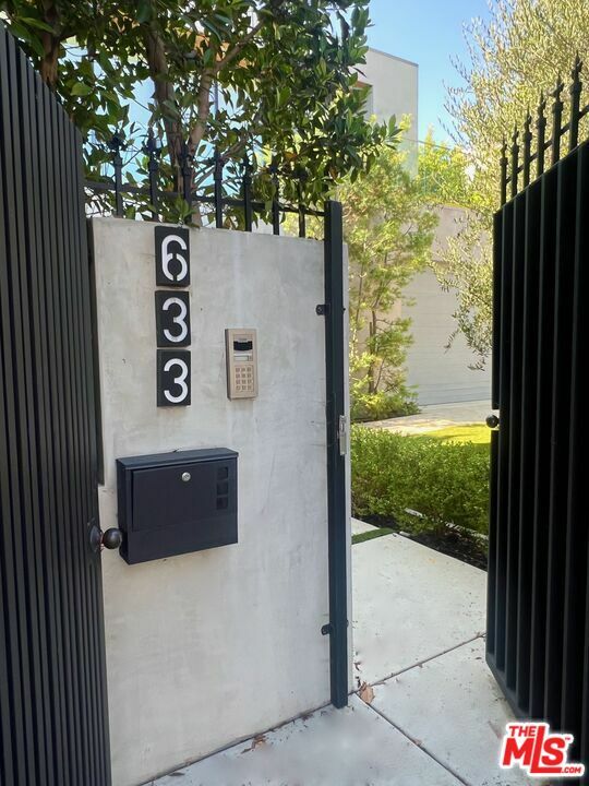 Property Photo: 633 N Crescent Heights Blvd CA 90048