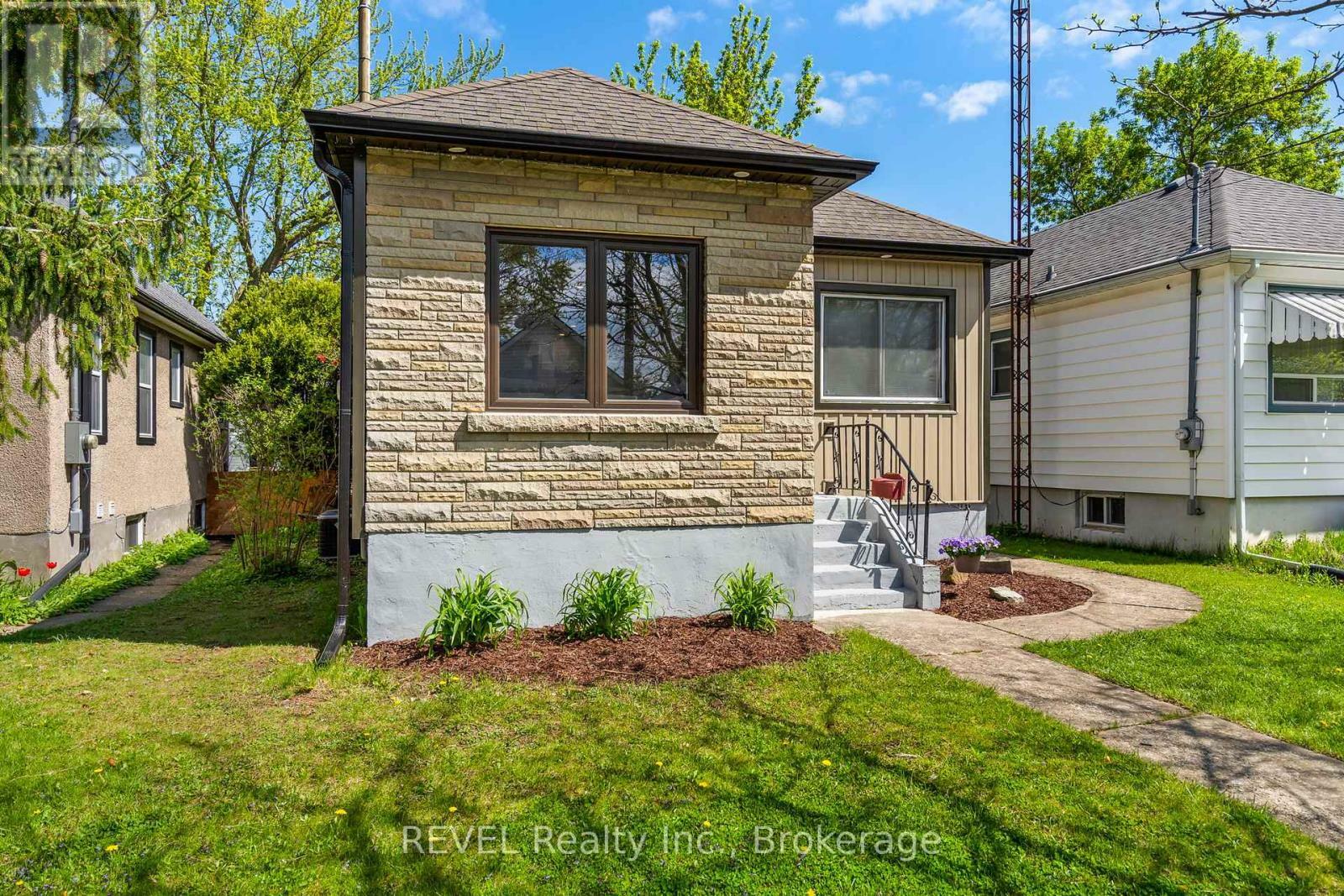 Property Photo: 21 Hamilton Street ON L2S 1K5