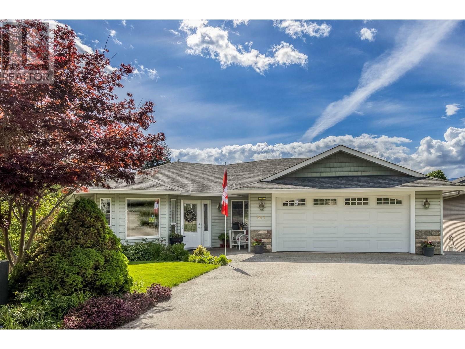 Property Photo: 941 35 Street Southeast BC V1E 1N3