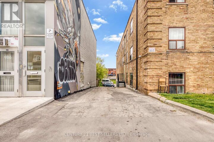 Photo de la propriété:  990 O'Connor Drive  ON M4B 2T3 