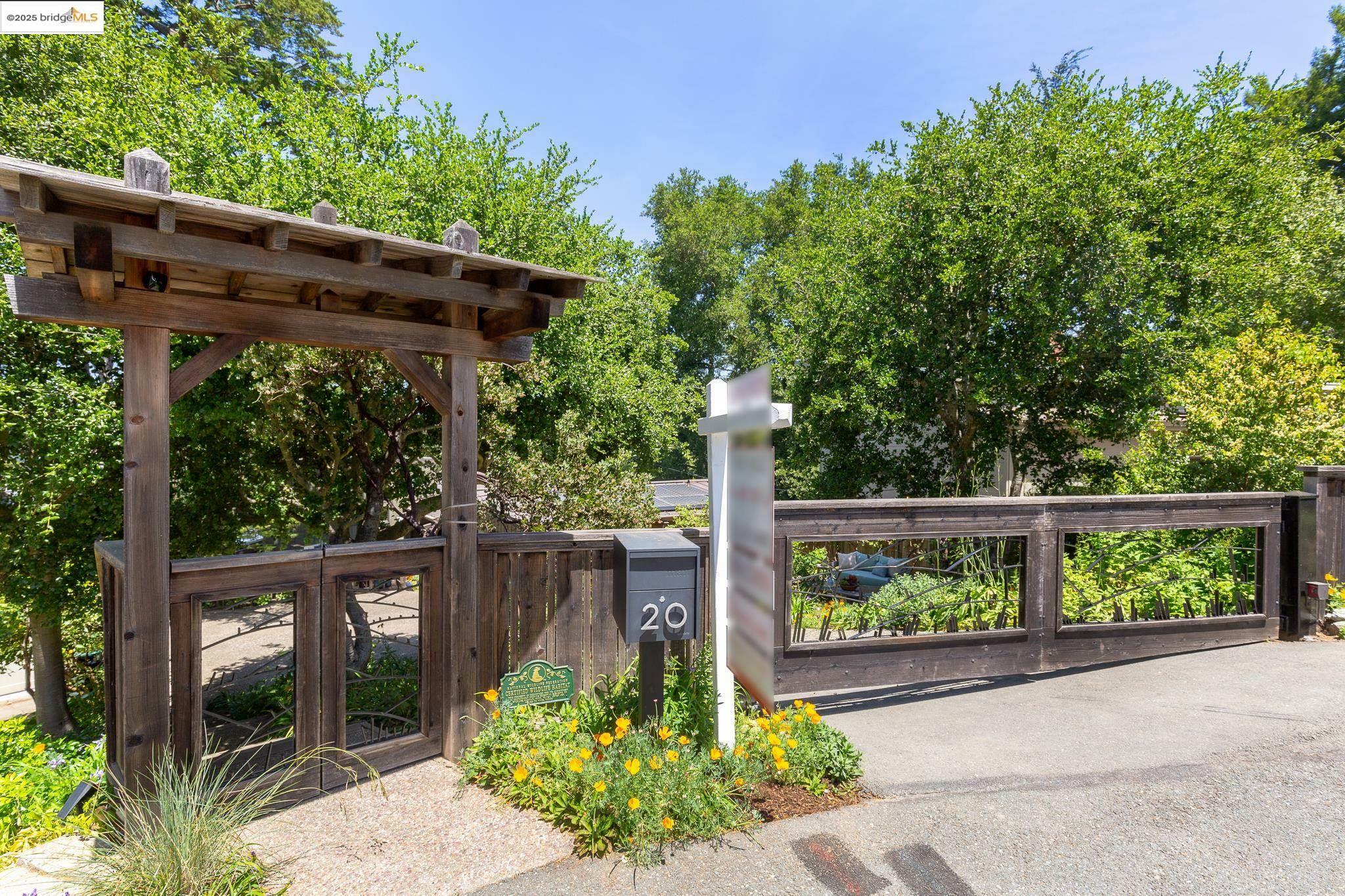Property Photo: 20 Ascot Ct CA 94611