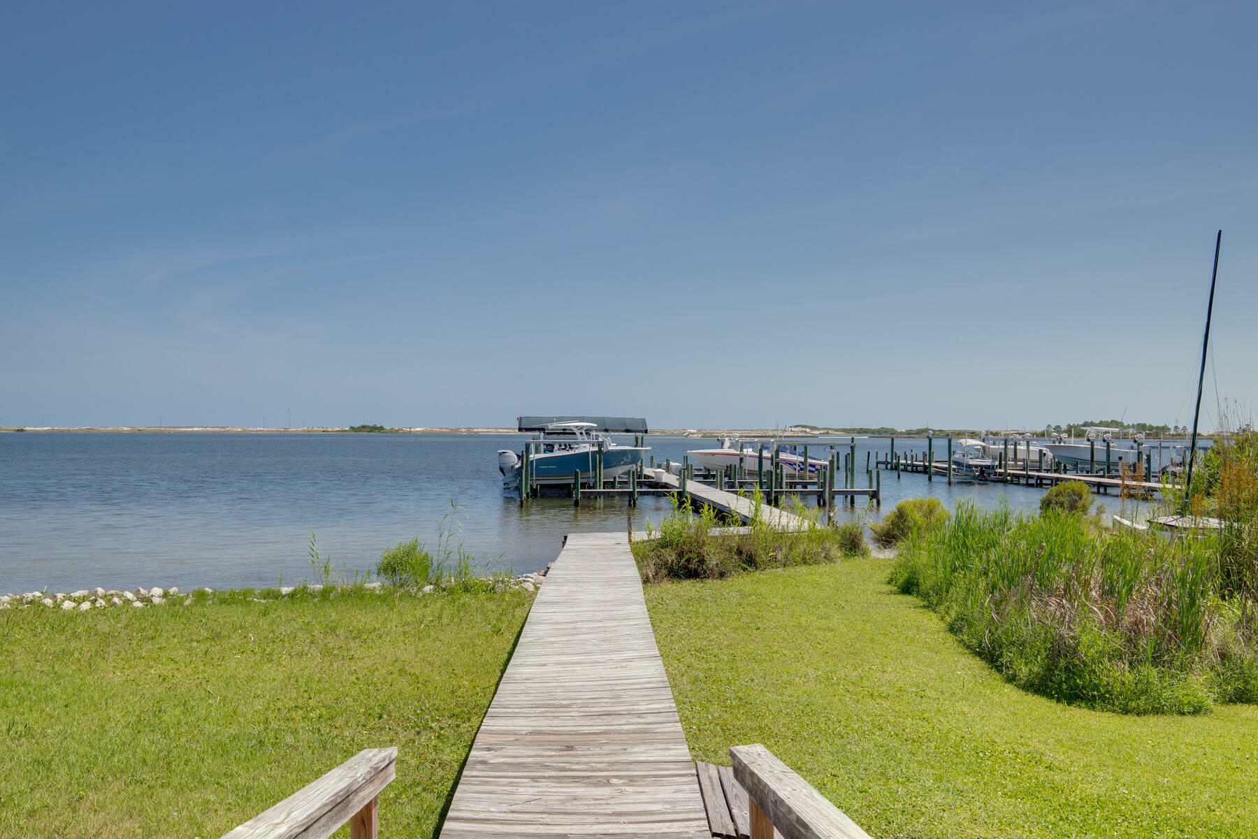 Property Photo: 492 Soundview Court FL 32569