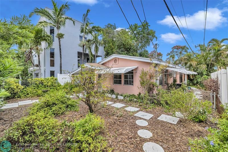 Property Photo: 1009 NE 6th St FL 33304