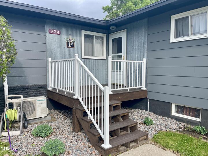 Property Photo:  934 2nd Avenue NW  ND 58401 