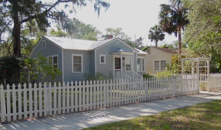 Property Photo:  1102 S Oak Avenue  FL 32771 